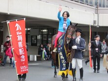 馬にまたがって登場した永野。