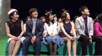 ネタを鑑賞するMCの内村光良（左から2人目）ら。(c)テレビ東京