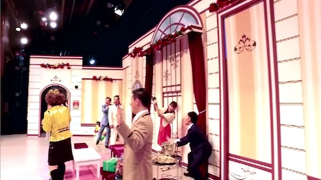 吉本新喜劇メンバーによる「マネキンチャレンジ」のワンシーン。