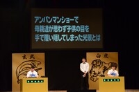 ケンドーコバヤシと次長課長・井上による決勝1回戦第2試合の様子。