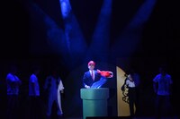 オープニングに登場したアベ総理。