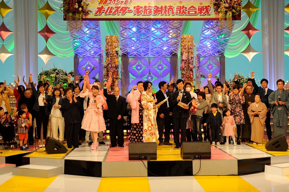 「新春スペシャル！オールスター家族対抗歌合戦」のワンシーン。(c)BSフジ