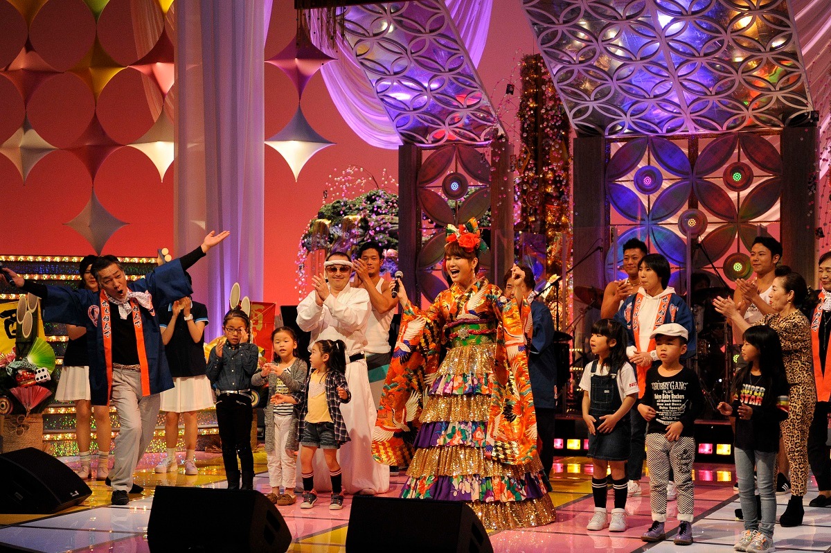 「新春スペシャル！オールスター家族対抗歌合戦」のワンシーン。(c)BSフジ