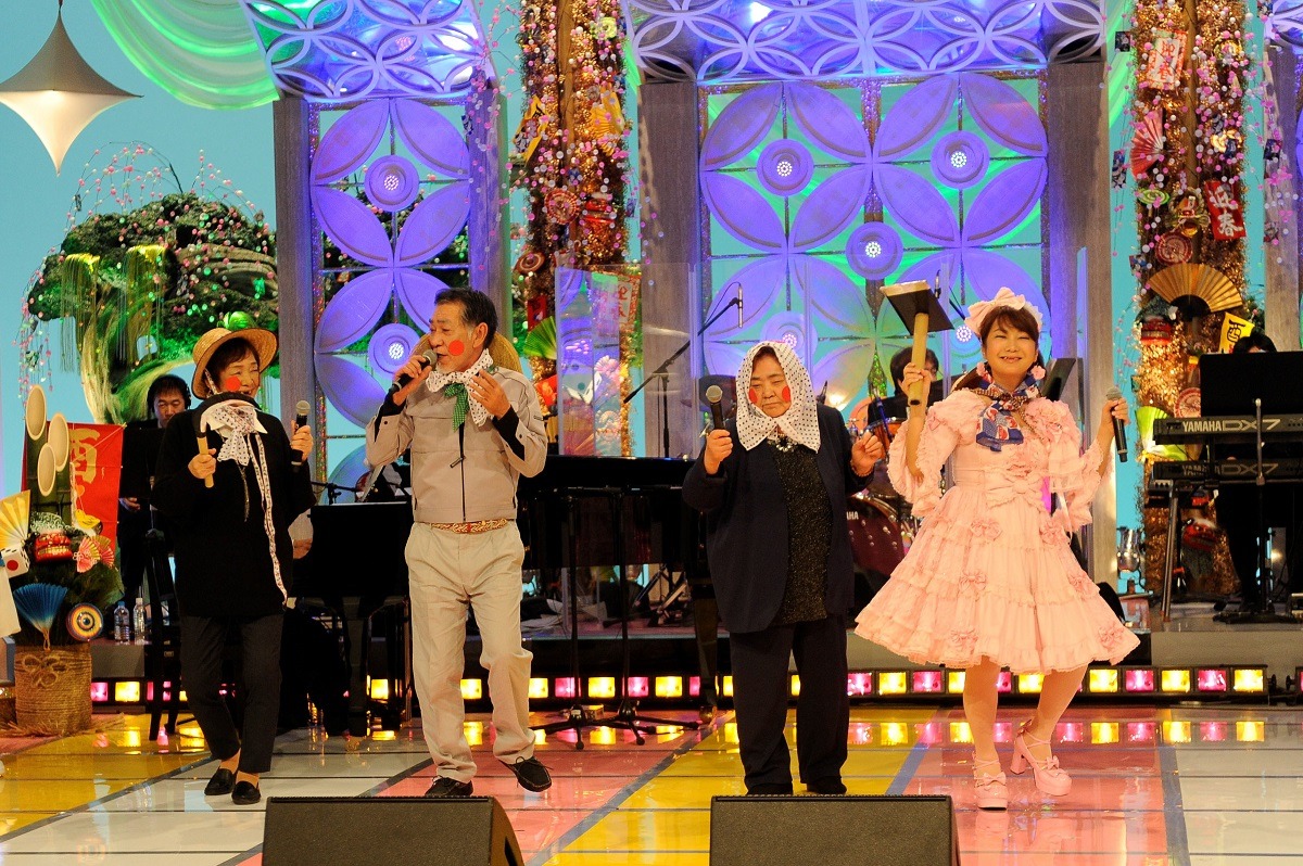 「新春スペシャル！オールスター家族対抗歌合戦」のワンシーン。(c)BSフジ
