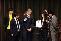 「今年の漢字」について語る金属バット。