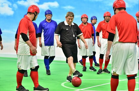 ボウリング玉を使ったサッカー企画のワンシーン。(c)TBS