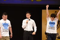 ケンドーコバヤシに勝利し、両腕を突き上げる次長課長・井上（右）。