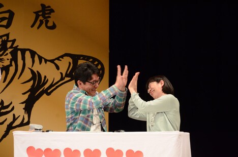 ハイタッチするずん飯尾と阿佐ヶ谷姉妹・江里子。