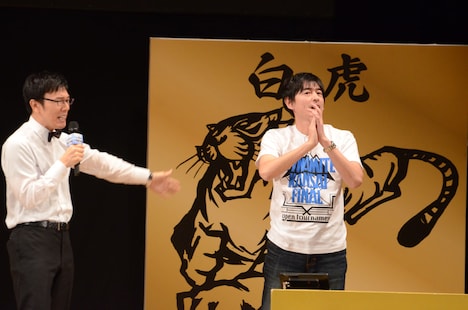 優勝を決めた博多大吉（右）。