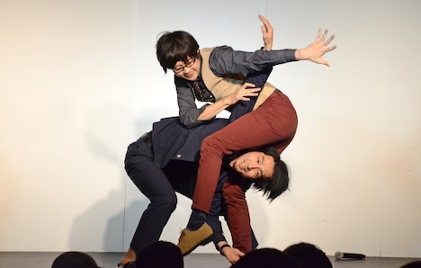 ダンス対決を繰り広げる三福エンターテイメント、ねじ佐々木。