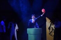 オープニングに登場したビスケッティ佐竹扮するアベ総理。