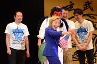 ヒラリー・クリントン氏に扮する石井てる美。