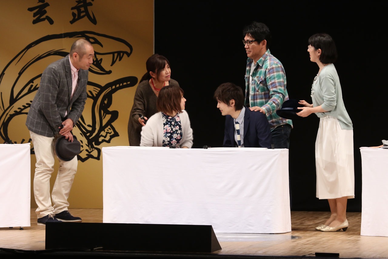 エキシビションマッチで展開されたカップル大喜利で、「両家の挨拶」を演じてみせる出場者たち。