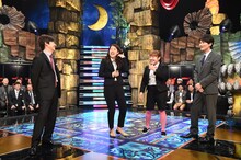 「ウンナン極限ネタバトル ザ・イロモネア正月SP～笑わせたら100万円～」に出演するウッチャンナンチャンと、「可奈子と夏子」（中央）。(c)TBS