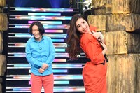 「髪の毛かき上げ隊」を結成した（左から）永野と平野ノラ。(c)TBS