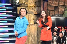 「髪の毛かき上げ隊」の（左から）永野と平野ノラ。(c)TBS