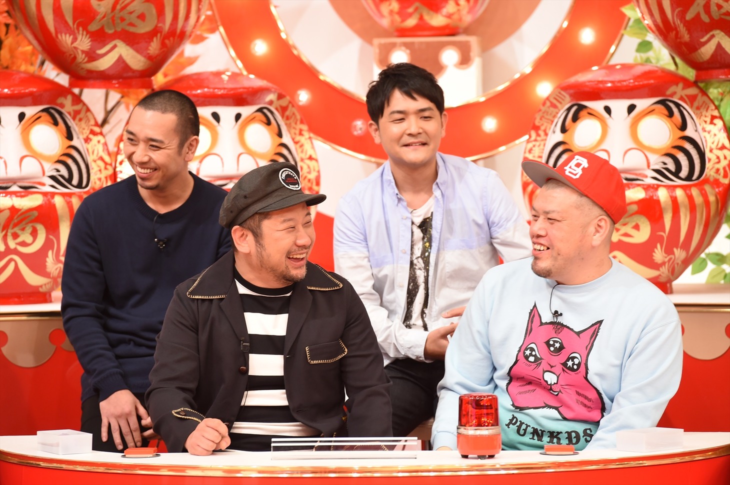「クイズ☆正解は一年後」に出演する「ケンコバチーム」。(c)TBS