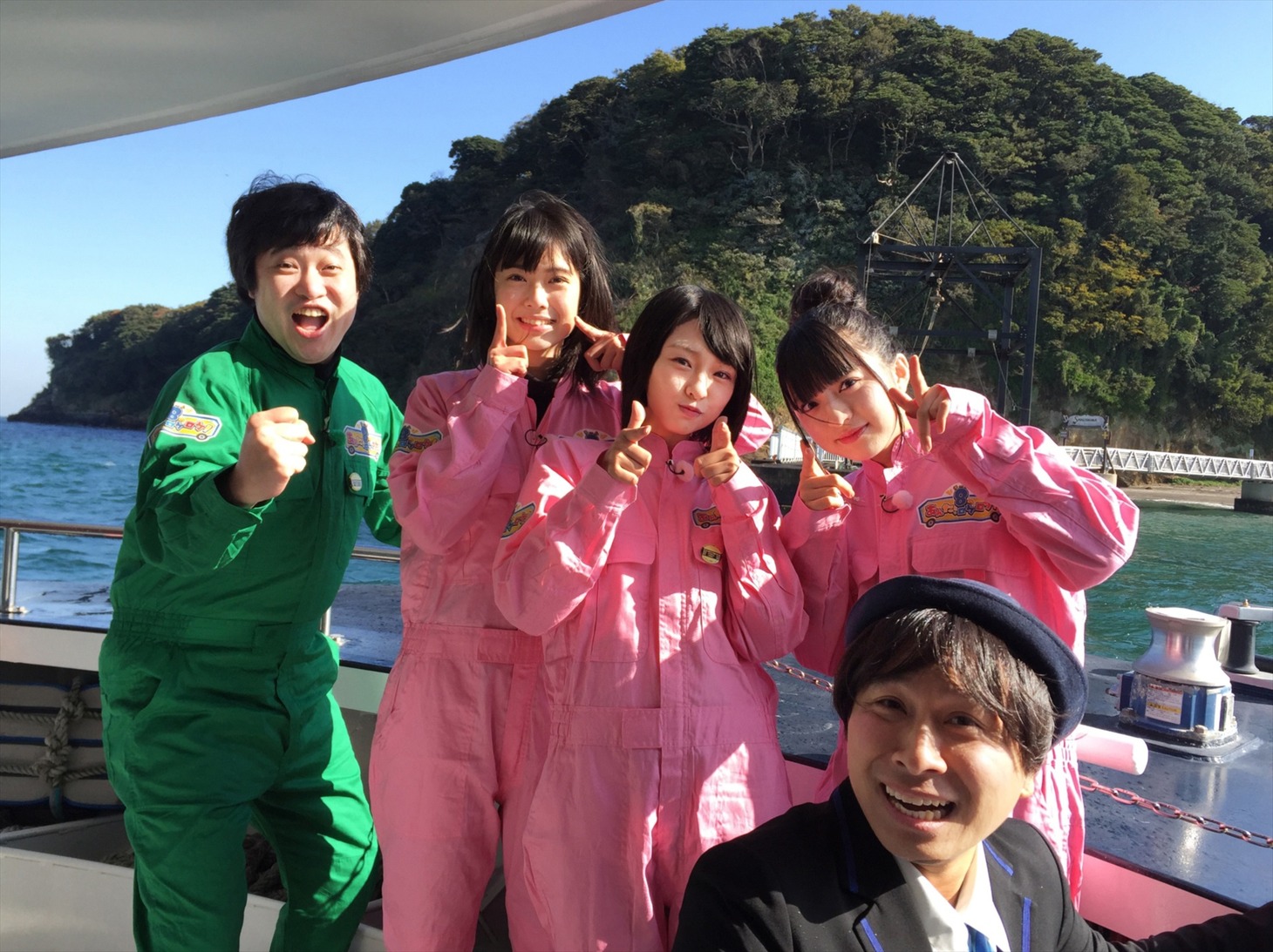 「AKB48チーム8のあんた、ロケロケ！」に出演するトップリードとAKB48チーム8メンバー。(c)テレビ朝日