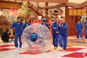 「新春鶴瓶大新年会2017」で展開される「人間大玉転がし」のワンシーン。(c)フジテレビ