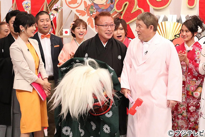「平成教育委員会2017 お正月だよ！家族そろって初笑い！ニッポンまるわかりスペシャル!!」に出演するビートたけし（手前右）とビートきよし（中央）。