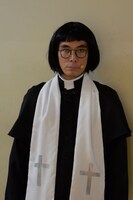 牧師に扮する片桐仁。（撮影：キクチサトル）