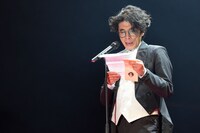 エレキコミック今立の披露宴でスピーチする片桐仁。（撮影：キクチサトル）