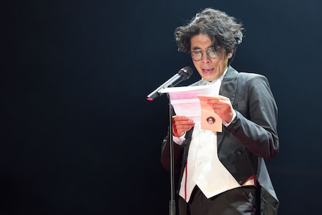 エレキコミック今立の披露宴でスピーチする片桐仁。（撮影：キクチサトル）