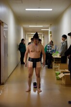 片桐仁と新婦による相撲の行司を務めた作家の川尻恵太。（撮影：キクチサトル）