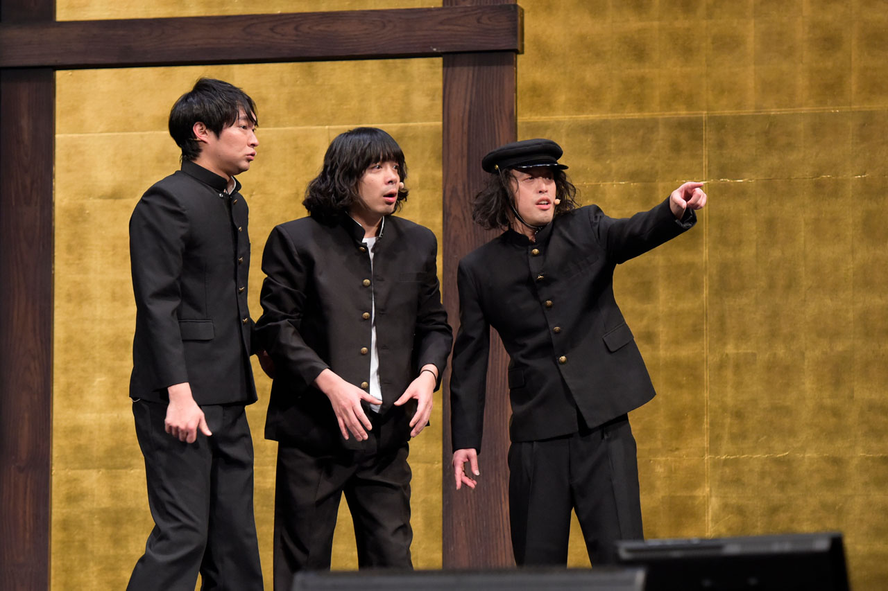 エレキコミックと峯田和伸（中央）。（撮影：キクチサトル）