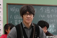 内村光良が出演する「パパは55歳」のワンシーン。