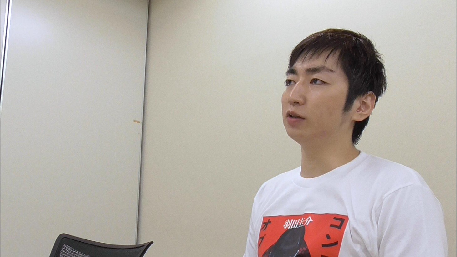 「妄想人」として出演する羽田圭介。(c)中京テレビ