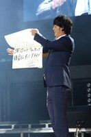 歌詞カードをめくる上々軍団・鈴木。（写真提供：アップフロント）