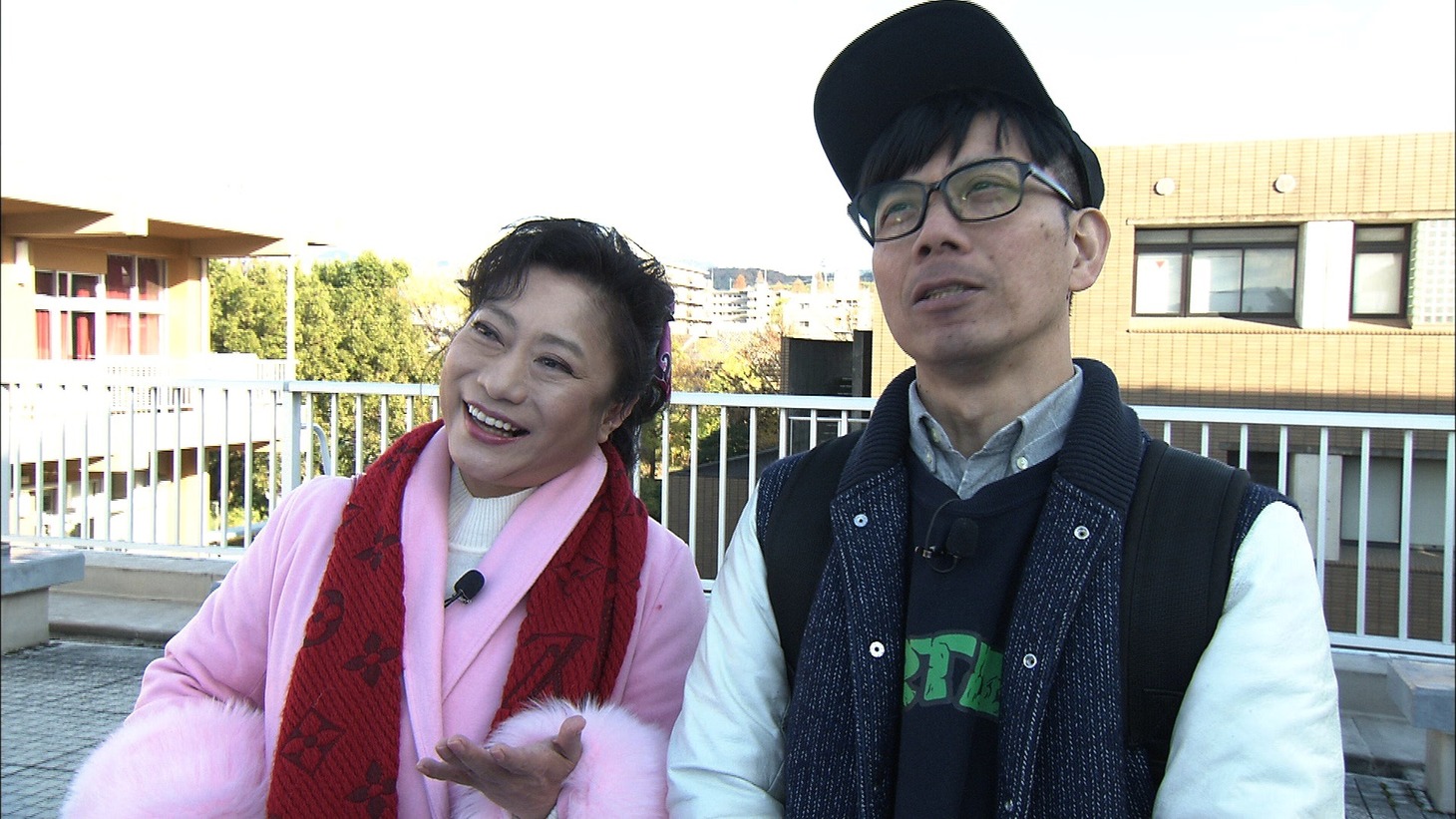 「ブラリ！青春～バック・トゥ・ザ・母校～」で母校を訪れる（左から）山村紅葉、バッファロー吾郎・竹若。(c)ABC