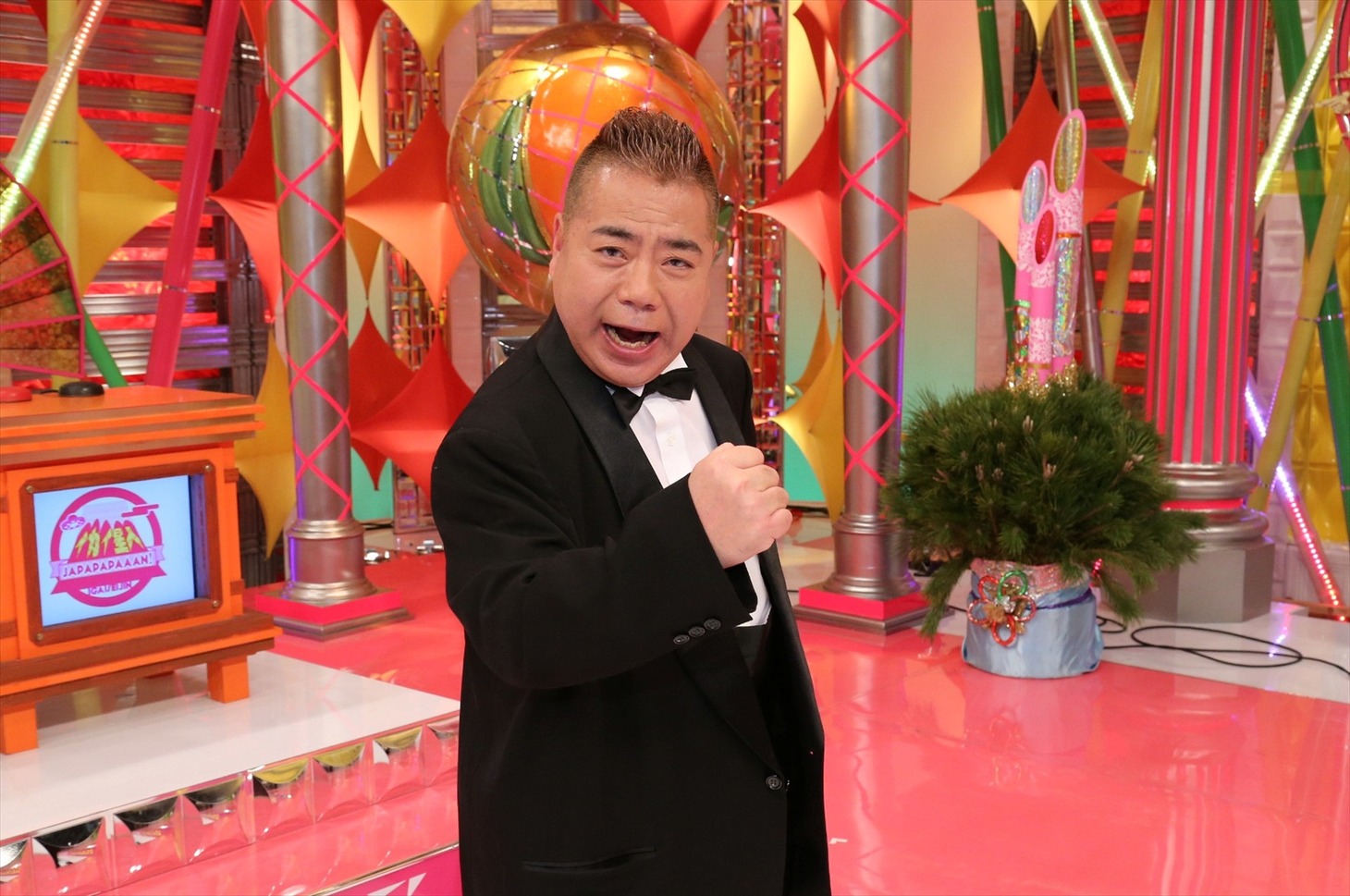「イガイ星人ジャパパパーン」MCの出川哲朗。(c)関西テレビ