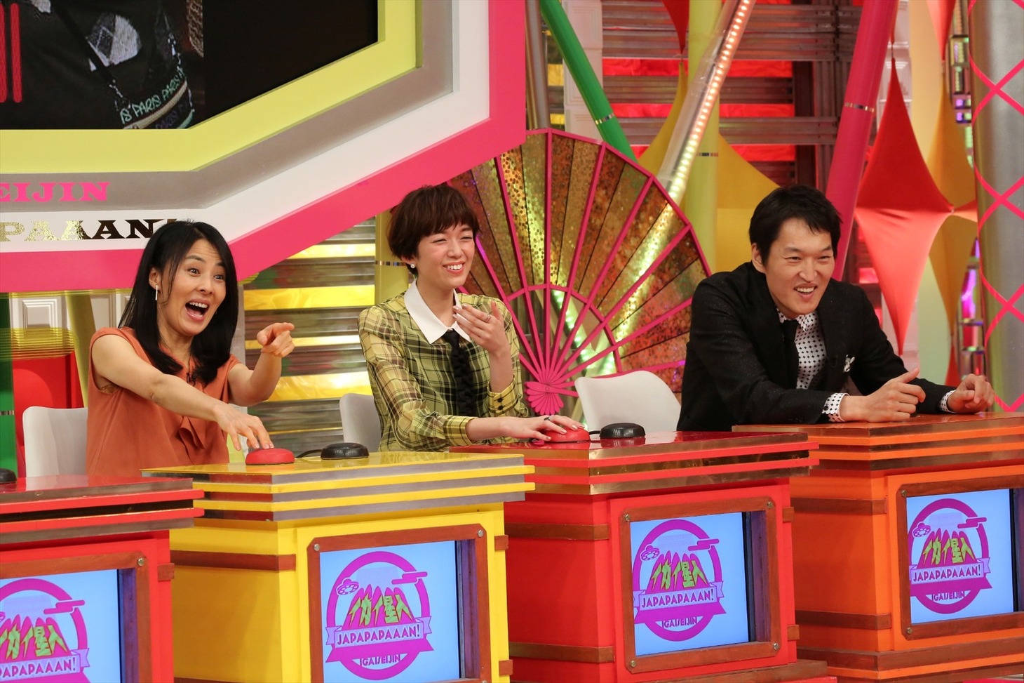 （左から）井森美幸、佐藤栞里、千原ジュニア。(c)関西テレビ