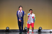 スマイルになりきるアインシュタイン稲田と和牛・水田（左から）。