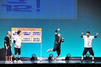 「アキナ・和牛・アインシュタインのカウントダウンライブ in Zepp Namba ～アキナ牛シュタイン初の年越しだよっ！～」の様子。