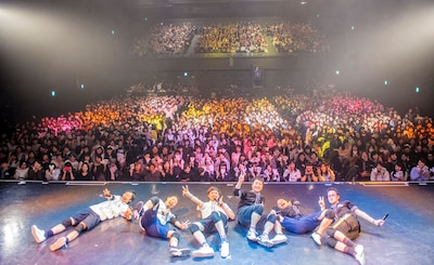 「アキナ・和牛・アインシュタインのカウントダウンライブ in Zepp Namba ～アキナ牛シュタイン初の年越しだよっ！～」の様子。