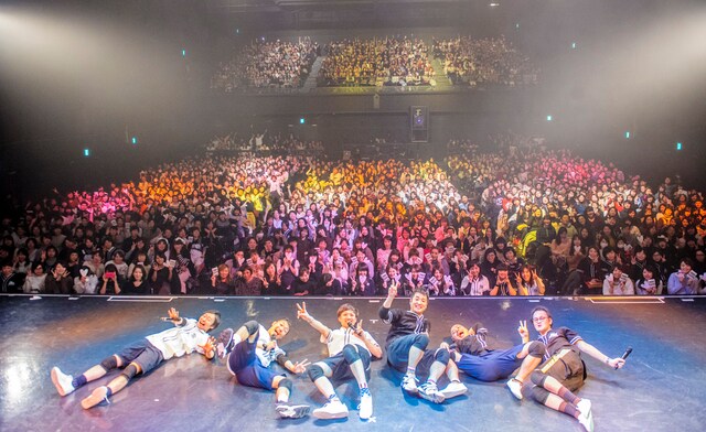 「アキナ・和牛・アインシュタインのカウントダウンライブ in Zepp Namba ～アキナ牛シュタイン初の年越しだよっ！～」の様子。