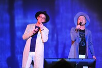 「前前前世」の替え歌「相相相方」を披露する（左から）アインシュタイン稲田とアキナ山名。