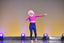 ゆりやんレトリィバァに扮するアキナ秋山。