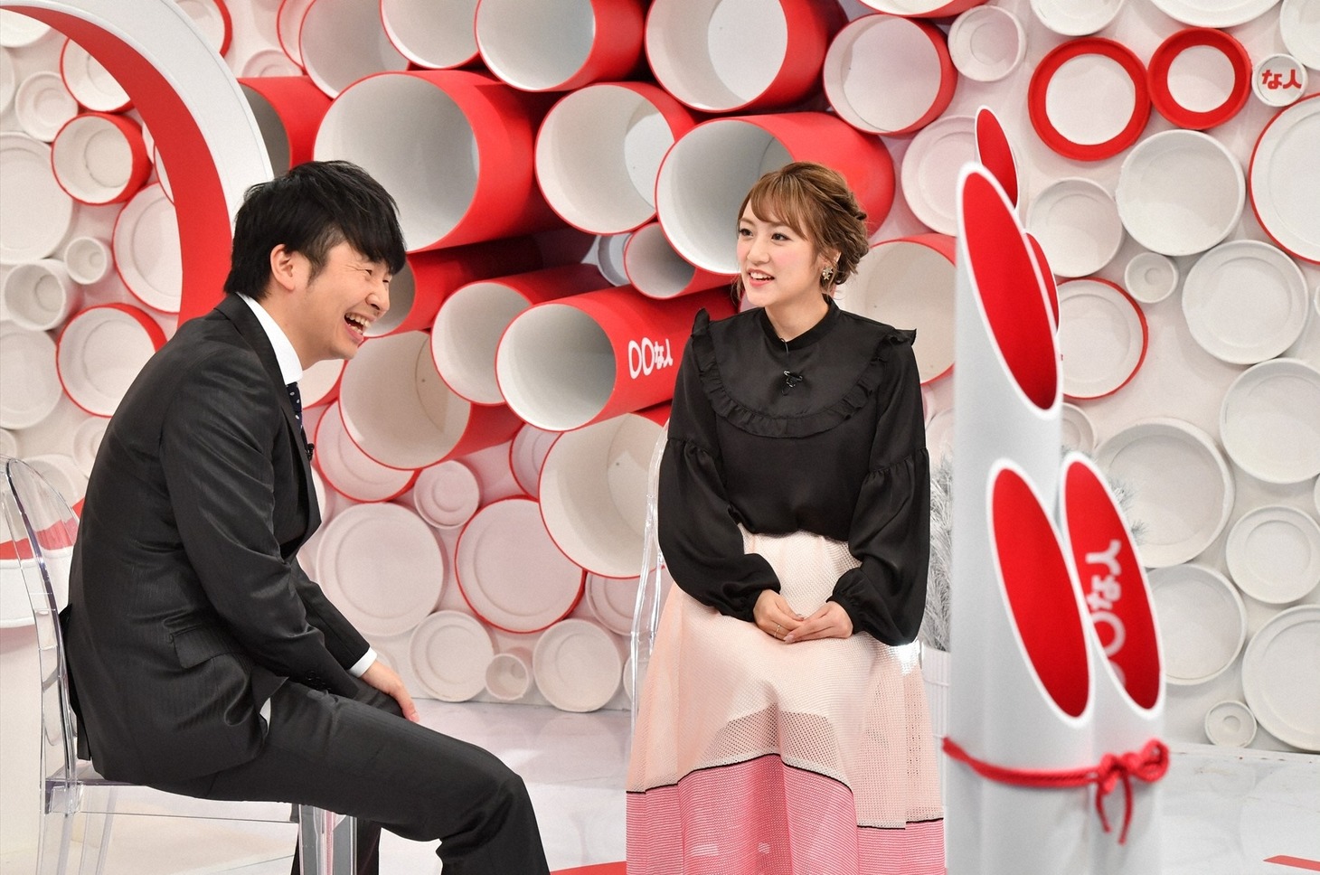 「発見！○○な人」MCの（左から）オードリー若林、高橋みなみ。(c)TBS