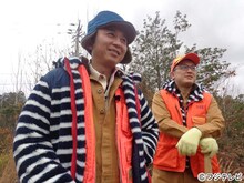 有吉弘行と弟の隆浩さん（右）。