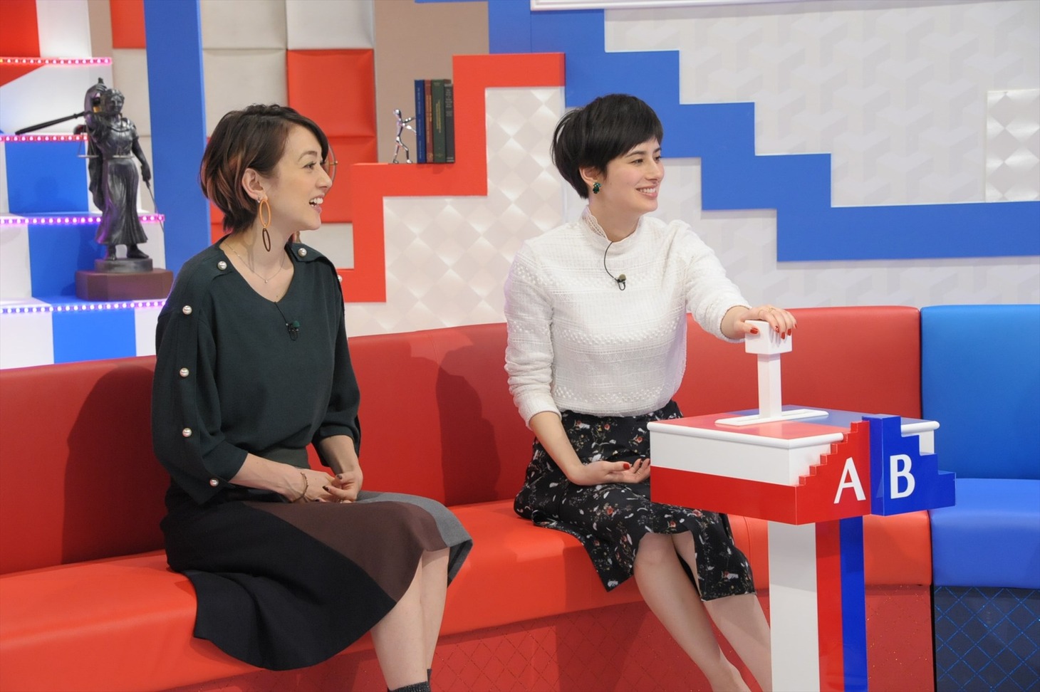 （左から）SHELLY、ホラン千秋。(c)テレビ朝日