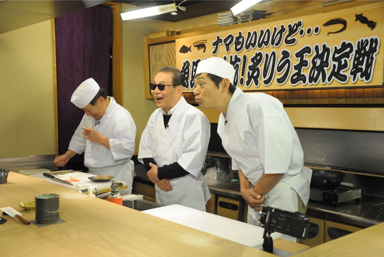 タモリ（中央）と博多華丸（右）。(c)テレビ朝日