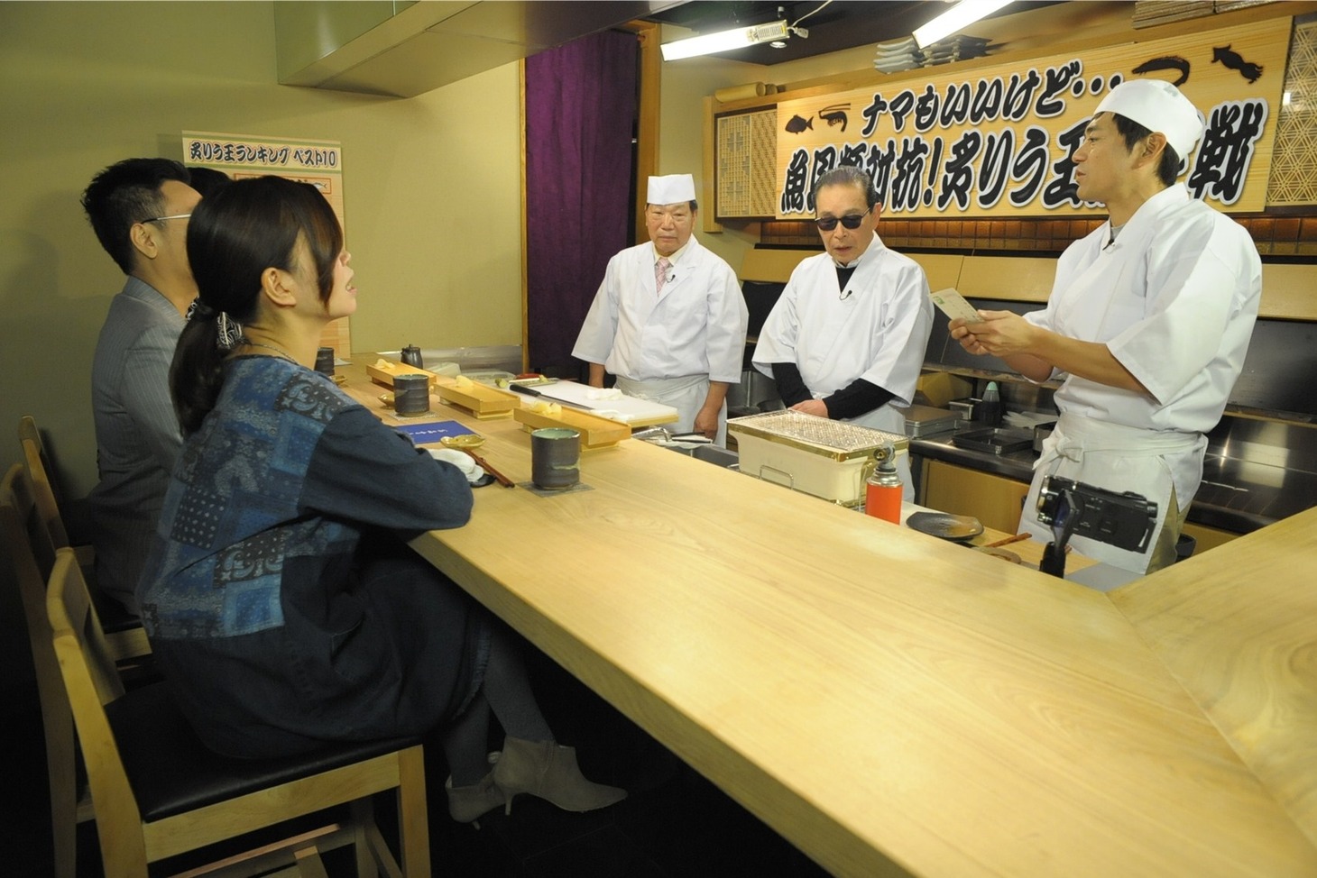 「タモリ倶楽部」の「ナマもいいけど…魚貝類対抗！炙りう王決定戦」のワンシーン。(c)テレビ朝日