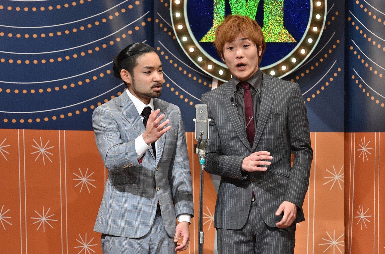 漫才でトークテーマを発表するキンニクキンギョ。(c)読売テレビ