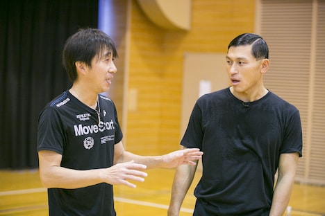 オードリー春日と原田雅彦（左）。