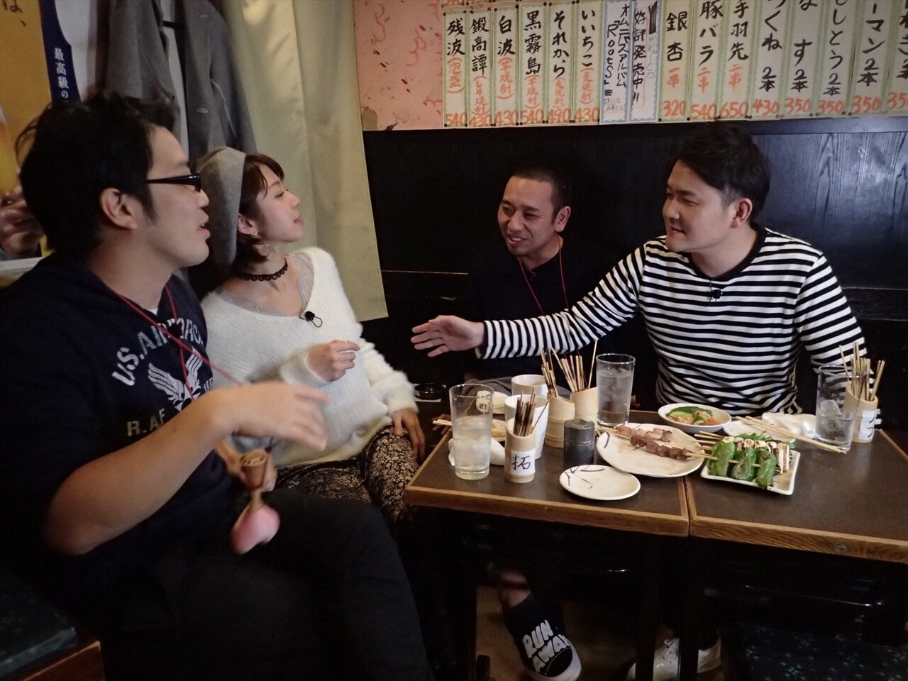 「旅ずきんちゃん」で焼き鳥屋を巡る（左から）ドランクドラゴン鈴木、中村静香、千鳥。(c)CBC