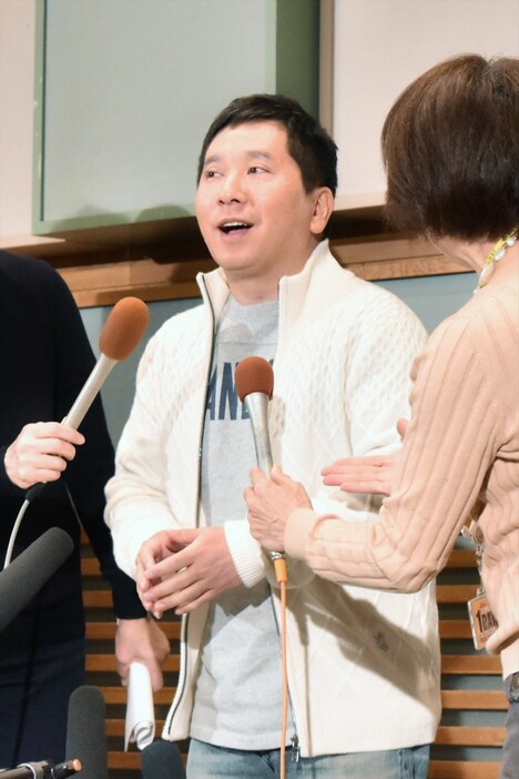囲み取材に応じる爆笑問題・田中。